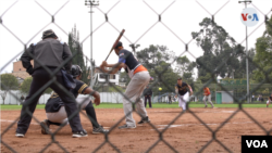  El bateador listo para entrar en acción en uno de los campeonatos que reúne a más de 20 equipos de sóftbol en Bogotá. Foto: Israel Navas, VOA. 
