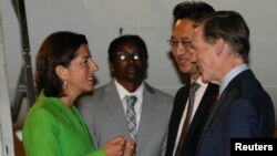 Menteri Perdagangan AS Gina Raimondo (kiri) tiba di Beijing, China hari Minggu malam, 27 Agustus 2023. 