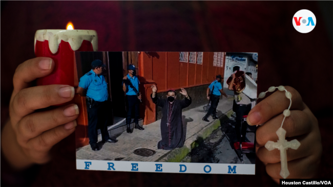 Una mujer en Managua reza por el obispo Rolando Álvarez, condenado a más de 26 años de cárcel por la justicia afín al presidente Daniel Ortega. Foto VOA.