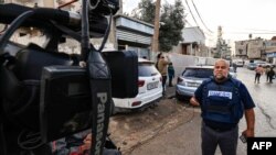 Kepala Biro Al Jazeera untuk wilayah Gaza, Wael al-Dahdouh, menyampaikan laporan dari Rafah, di selatan Jalur Gaza, pada 12 Desember 2023, di tengah perang Israel-Hamas yang terus berlangsung. (Foto: AFP/Mahmud Hams)