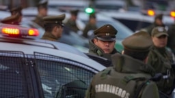 Oficiales de policía chilenos parados junto a sus patrullas durante una ceremonia para iniciar el programa "Calles sin violencia" patrocinado por el gobierno, en Santiago, Chile, el lunes 24 de abril de 2023.