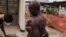 Nduwimana Samuel (d), 28 ans, patient atteint du mpox, est au centre de traitement de la variole de l'hôpital universitaire de Kamenge à Bujumbura, le 22 août 2024. 