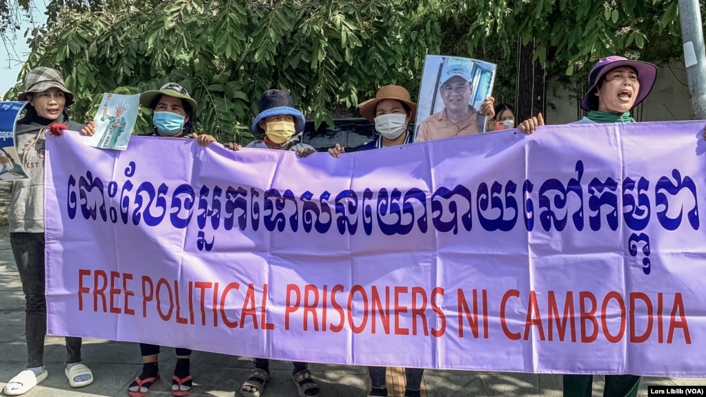 រូបឯកសារ៖ ក្រុមស្ត្រីថ្ងៃសុក្រ ស្រែកទាមទារឱ្យដោះលែងអ្នកទោសនយោបាយ នៅមុខតុលាការកំពូល រាជធានីភ្នំពេញ ស្របពេលតុលាការបើកសវនាការលើសំណុំរឿង«រួមគំនិតក្បត់ និងញុះញង់» របស់អតីតសកម្មជនគណបក្សសង្គ្រោះជាតិជាង ១០ នាក់ កាលពីថ្ងៃទី ១៦ ខែមីនា ឆ្នាំ២០២៣។ (លាស់ លីបលីប/វីអូអេ)