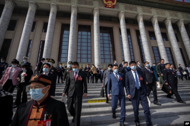 全国人大代表在周五会议结束后走出北京人大会堂。（2023年3月10日）