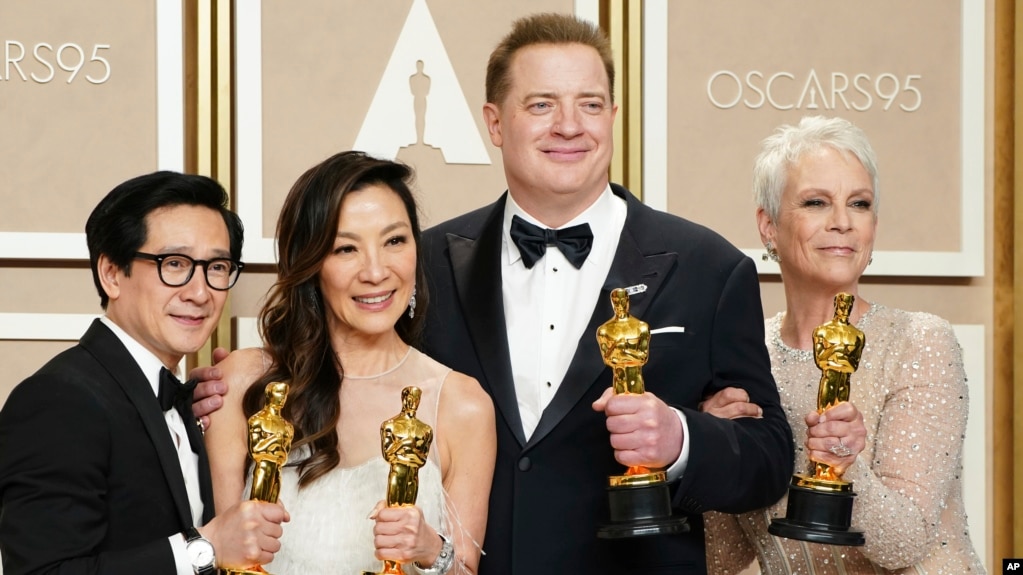 Gần một thế kỷ mới có hai người Á châu cùng chiếm Giải Oscar một lần, cùng đóng phim Everything Everywhere All at Once. Hình: Michelle Yeoh thứ hai từ trái; Ke Huy Quan bìa trái.