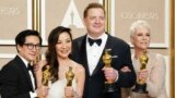 Gần một thế kỷ mới có hai người Á châu cùng chiếm Giải Oscar một lần, cùng đóng phim Everything Everywhere All at Once. Hình: Michelle Yeoh thứ hai từ trái; Ke Huy Quan bìa trái.