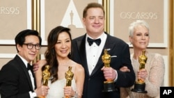 Gần một thế kỷ mới có hai người Á châu cùng chiếm Giải Oscar một lần, cùng đóng phim Everything Everywhere All at Once. Hình: Michelle Yeoh thứ hai từ trái; Ke Huy Quan bìa trái.