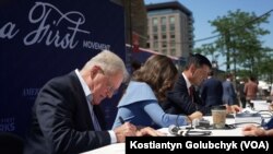 Генерал Кейт Келлог з AFPI підписує книгу, співавтором якої він є, під час Республіканського національного з'їзду в Мілуокі.