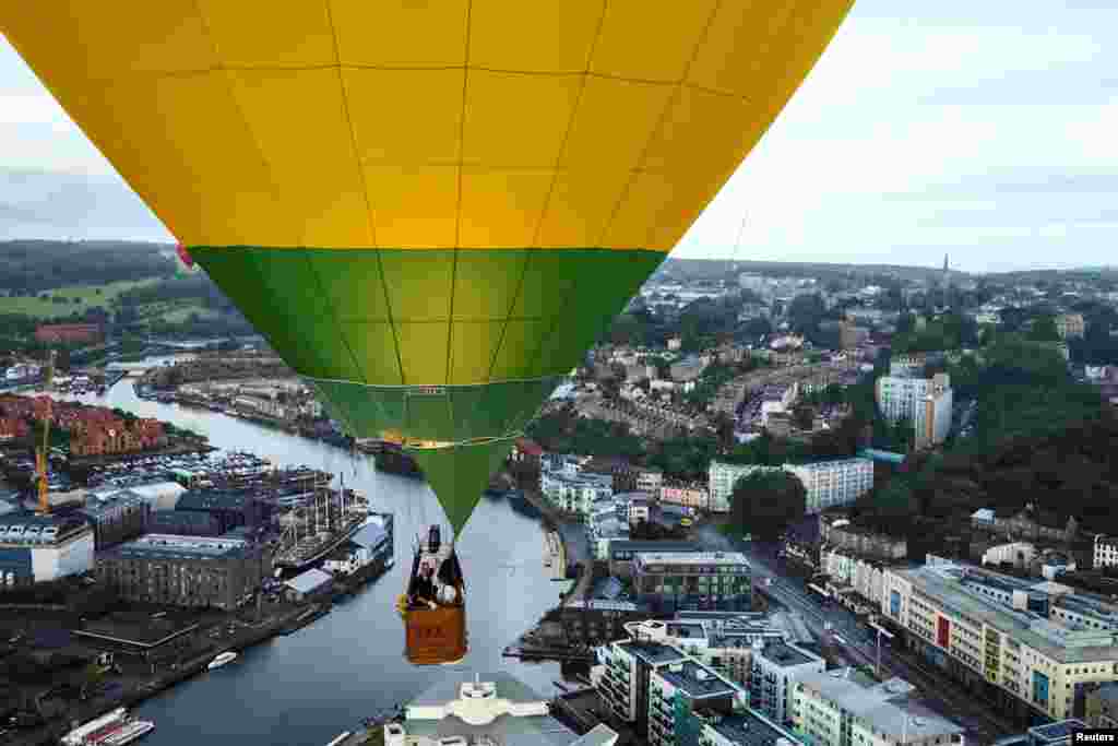 Sebuah balon udara terbang saat peluncuran massal di Bristol International Balloon Fiesta tahunan, di kota Bristol, Inggris.