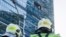 Los bomberos observan un edificio dañado en el distrito comercial "Ciudad de Moscú" después de un ataque con drones en Moscú, Rusia, la madrugada del martes 1 de agosto de 2023.