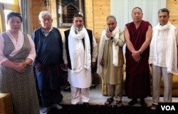Members of Tibetan Parliament-in-Exile meeting Jammu and Kashmir Apni Party President, Syed Mohammad Altaf Bukhari and its Senior Vice President, Ghulam Hassan Mir. (Wasim Nabi for VOA)