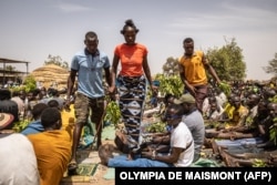 La guérisseuse Amsétou Nikiéma, surnommée Adja, travaille sur des patients dans le village de Toeghin Peulh, près de Ouagadougou, le 26 février 2023.