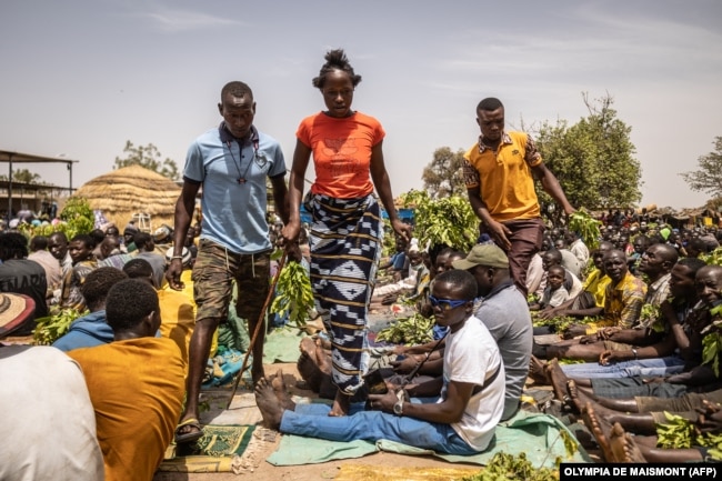 La guérisseuse Amsétou Nikiéma, surnommée Adja, travaille sur des patients dans le village de Toeghin Peulh, près de Ouagadougou, le 26 février 2023.