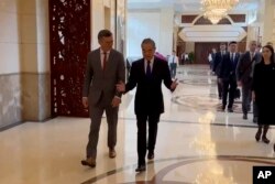 Menteri Luar Negeri Ukraina Dmytro Kuleba, bersama Menteri Luar Negeri China Wang Yi sebelum pertemuan di kota Guangzhou, China selatan, Rabu, 24 Juli 2024. (Kementerian Luar Negeri Ukraina via AP)