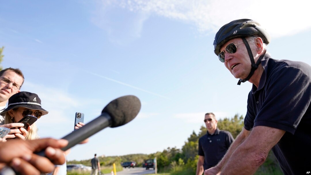 Presiden AS Joe Biden berbicara kepada awak media saat ia tengah bersepeda di Rehoboth Beach, Delaware, pada 14 Mei 2023. (Foto: AP/Carolyn Kaster)