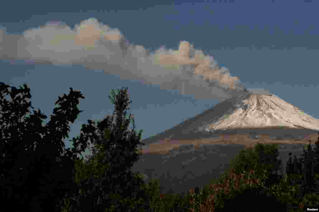 Vapor y cenizas emergen del volcán Popocatépetl, en la localidad de Santiago Xalitzintla, México, el 12 de mayo de 2023.
