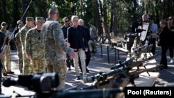 Blinken razgleda oružje dok obilazi lokaciju Određene komandne službe za sigurnost i snabdijevanje ukrajinske državne granične službe u Kijevskoj oblasti, Ukrajina, 7. septembra 2023. 