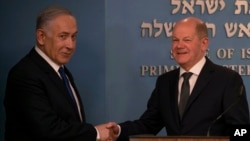 Kryeministri Netanyahu shtrëngon duart me kancelarin Scholz në Jeruzalem (17 mars 2024)