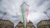 Tim aerobatik Angkatan Udara Italia &#39;Frecce Tricolori&#39; terbang di atas kota Roma sebagai bagian dari perayaan Hari Republik Italia, Minggu (2/6). (AP)