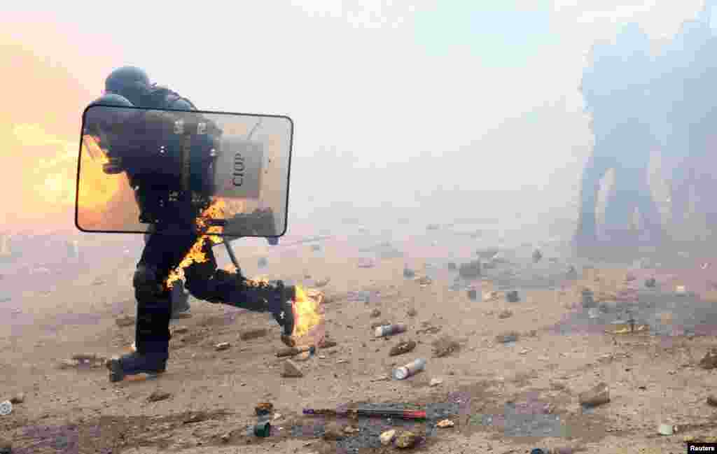 Members of the gendarmerie run during a demonstration called by the collective &quot;Bassines Non Merci&quot; against the &quot;basins&quot; on the construction site of new water storage infrastructure for agricultural irrigation in western France, in Sainte-Soline, France, March 25, 2023.&nbsp;