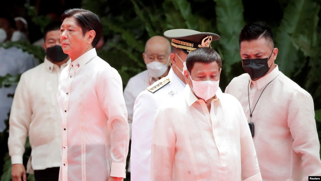 Presiden Filipina Ferdinand 'Bongbong' Marcos Jr. dan mantan presiden Rodrigo Duterte di halaman istana Malacanang, di Manila, Filipina, 30 Juni 2022. (Foto: Francis R. Malasig/Pool via REUTERS)