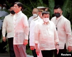 Presiden baru Filipina Ferdinand 'Bongbong' Marcos Jr. dan Presiden yang akan berakhir masa jabatannya Rodrigo Duterte di Istana Malacanang, Manila, Filipina, pada 30 Juni 2022. (Foto: via Reuters)