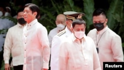 Presiden Filipina Ferdinand 'Bongbong' Marcos Jr. dan mantan presiden Rodrigo Duterte di halaman istana Malacanang, di Manila, Filipina, 30 Juni 2022. (Foto: Francis R. Malasig/Pool via REUTERS)