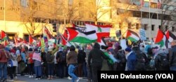 Ribuan orang berduyun-duyun menuju Freedom Plaza di pusat kota Washington, D.C., Sabtu (13/1) siang, untuk menuntut gencatan senjata di Gaza dan penghentian aliran bantuan AS untuk Israel. (Foto: VOA/Rivan Dwiastono)