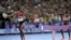 Winfred Yavi do Bahrain celebra a medalha de ouro nos 3,000 obstáculos femininos nos Jogos Olímpicos em Paris a 6 agosto 2024. Yavi é queniana, mas compete pelo Bahrein desde 2014.