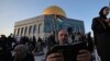 Umat Muslim berdoa pada malam Laylat al-Qadr, salah satu malam paling suci selama bulan puasa Ramadan, di luar "Dome of the Rock" di kompleks Masjid Al-Aqsa di Yerusalem 17 April 2023 (foto: dok).