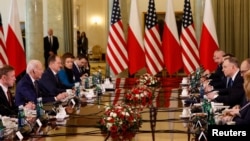 El presidente estadounidense Joe Biden y el líder polaco Andrzej Duda participan en una reunión bilateral para discutir los esfuerzos colectivos para apoyar a Ucrania, en el Palacio Presidencial en Varsovia, Polonia, el 21 de febrero de 2023. 