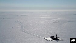 FILE - Foto udara tahun 2019 ini menunjukkan kamp pengeboran eksplorasi di lokasi yang diusulkan untuk proyek minyak Willow di Lereng Utara Alaska. (ConocoPhillips via AP, File)