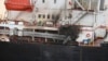 عکس آرشیوی از یک کشتی تجاری آسیب‌دیده از حمله پهپادی حوثی‌های یمن در دریای سرخ