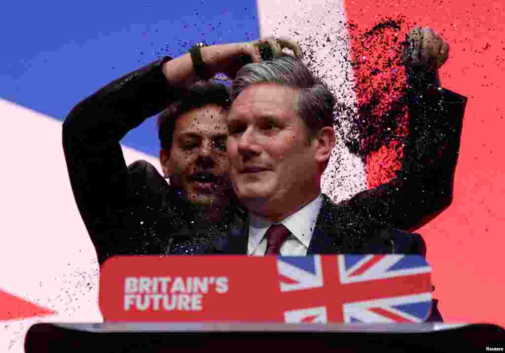 Демонстрант фрла конфети врз лидерот на британската Лабуристичка партија Кир Стармер на годишната конференција на партијата во Ливерпул.