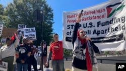 资料照片：支持巴勒斯坦人的示威者在以色列驻亚特兰大领事馆外呼喊口号。(2023年10月8日)