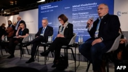 Жанна Немцова, Гарри Каспаров, Ирина Щербакова и Михаил Ходорковский участвуют в панельной дискуссии на Мюнхенской конференции по безопасности в Мюнхене, Германия, 18 февраля 2023 года.