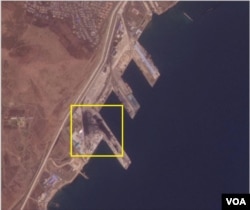 25일 북한 라진항을 촬영한 위성사진에 검은색 석탄이 부두 전체를 거의 빈틈 없이 채운 모습이 포착됐다. 사진=Planet Labs