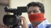 ARCHIVO - Un camarógrafo protesta el 27 de mayo de 2016 en Cali, Colombia, pidiendo la liberación de Diego D'Pablos y del camarógrafo Carlos Melo, ambos periodistas de Noticias RCN. 