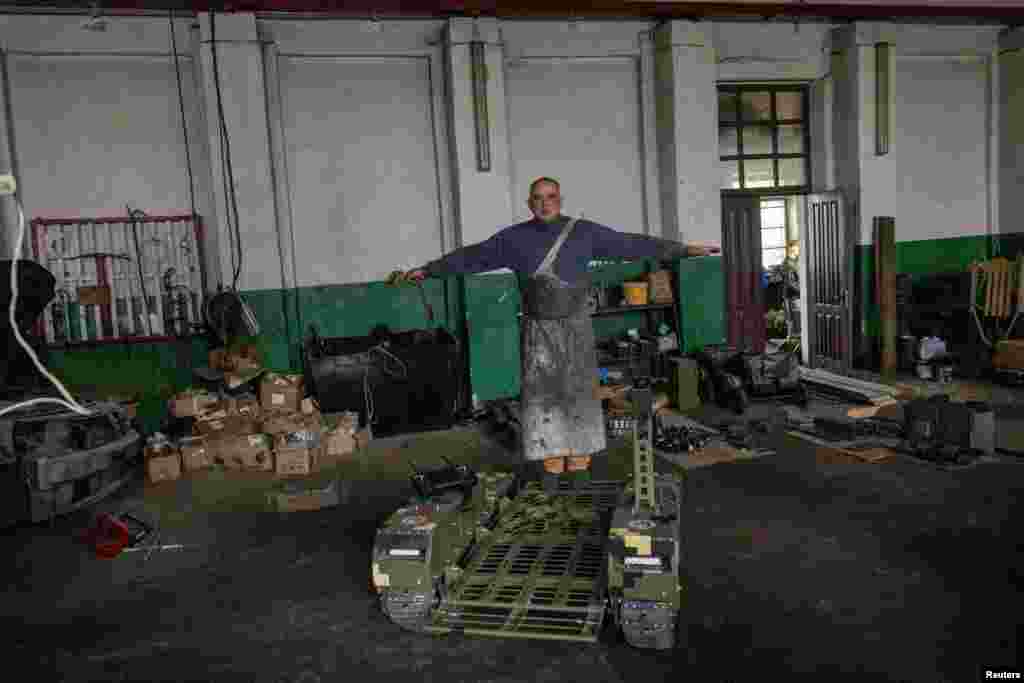 Dmytro Mamonov demuestra la estabilidad de un vehículo de evacuación médica por control remoto que construyó para los militares en su taller, en un lugar no revelado en el centro de Ucrania, el 31 de mayo de 2024. REUTERS/Thomas Peter