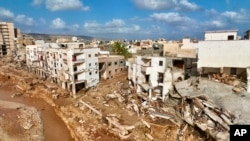 Kota Derna, Libya, Selasa, 12 September 2023. Badai Daniel menyebabkan banjir dahsyat di Libya yang merusak bendungan dan menyapu seluruh lingkungan di beberapa kota pesisir. (AP/Jamal Alkomaty)