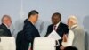 Presiden Afrika Selatan, Cyril Ramaphosa, (kedua dari kanan) berbicara dengan Presiden China Xi Jinping dalam pertemuan BRICS di Johannesburg, Afrika Selatan, pada 24 Agustus 2023. (Foto: AP/Themba Hadebe)