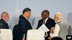 Presiden Afrika Selatan, Cyril Ramaphosa, (kedua dari kanan) berbicara dengan Presiden China Xi Jinping dalam pertemuan BRICS di Johannesburg, Afrika Selatan, pada 24 Agustus 2023. (Foto: AP/Themba Hadebe)