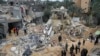  پیر 25 مارچ 2024 کو دیر البلاح میں اسرائیلی حملے میں تباہ ہونے والی عمارات۔ (اے پی فوٹو)