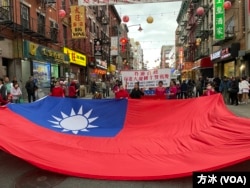 一面巨大的中华民国青天白日满地红国旗引导着游行队伍。（方冰拍摄）