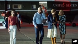 .جو بایدن رئیس جمهوری ایالات متحده در حال سوار شدن بر هواپیمای ویژه ریاست جمهوری در پایگاه هوایی مک‌گوایر در نیوجرسی – ۲۹ ژوئن ۲۰۲۴ 