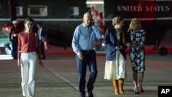 Predsjednik Joe Biden razgovara telefonom dok hoda da se ukrca na Air Force One u zračnoj bazi McGuire, u okrugu Burlington, New Jersey, 29. juna 2024.