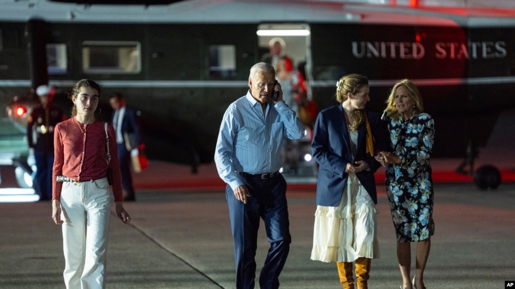 El presidente Joe Biden (centro) habla por teléfono mientras camina hacia el Air Force One en Nueva Jersey, el 29 de junio de 2024. 