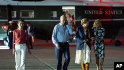 조 바이든 대통령이 29일 뉴저지주 맥과이어 공군기지에서 에어포스원에 탑승하기 위해 걸어가고 있다. 왼쪽부터 손녀 나탈리 바이든, 바이든 대통령, 손녀 피네건 바이든, 부인 질 바이든 여사.