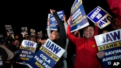 Aksi mogok United Auto Workers (UAW) di Pabrik Perakitan Ford Michigan di Wayne, Michigan, Jumat, 15 September 2023 dini hari. (AP/Paul Sancya)