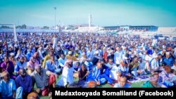 Dadweyne ku tukanaya magaalada Hargeisa, salaadda ciidda.